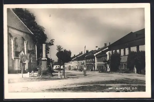 AK Hellmonsödt, Strassenansicht mit Kirche, Denkmal und Geschäften