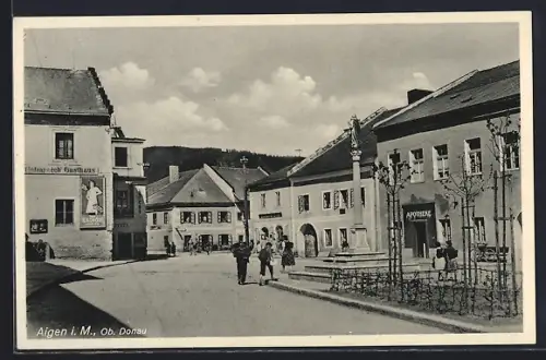 AK Aigen i. M., Strassenpartie mit Gasthaus Helmreich, Apotheke und Denkmal
