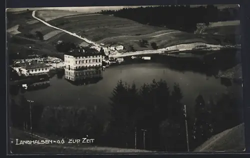 AK Langhalsen /O. Ö., Panorama mit Hotel und Strassenpartie