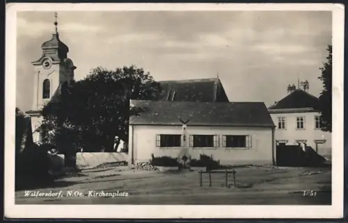 AK Wilfersdorf /N. Oe., Kirchenplatz mit Kirche
