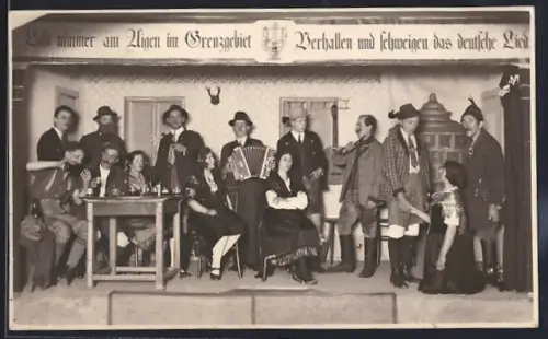 Foto-AK Aigen, Männer und Frauen in Tracht auf einer Bühne