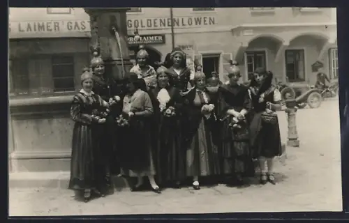 Foto-AK Freistadt, Gruppenbild am Brunnen vor dem Gasthaus zum goldenen Löwen