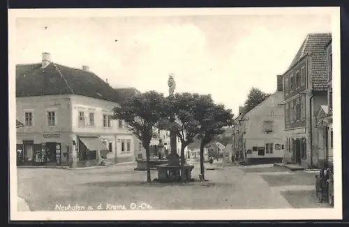 AK Neuhofen a. d. Krems, Ortsansicht mit Strassenblick und Geschäft