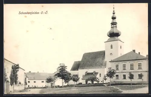 AK Schenkenfelden /O.-Ö., Strassenpartie mit Kirche
