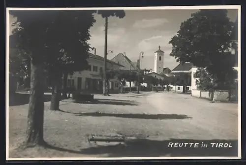 AK Reutte in Tirol, Strassenpartie mit Kirche