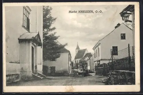 AK Markt Kreuzen /O.-Ö., Strassenpartie mit Kirche