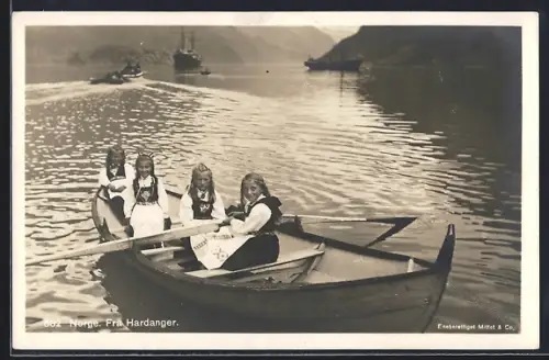 AK Hardanger, Mädchen in norwegischer Volkstracht fahren mit einem Ruderboot