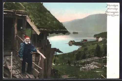 AK Nordfjord, Mann vor einem Haus