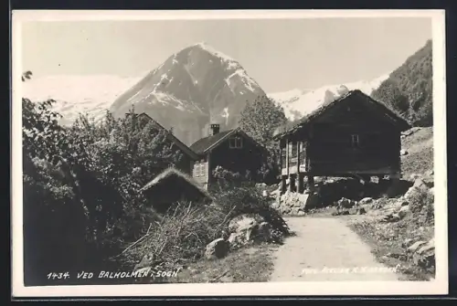 AK Balholmen /Sogn, Holzhütten gegen schneebedeckte Berge