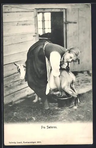 AK Saeteren, Junge Frau beim Melken einer Ziege