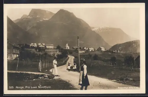 AK Loen /Nordfjord, Ortsansicht mit Kirche, junge Frau in Tracht