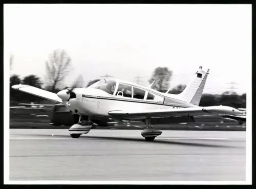 Fotografie Flugzeug Piper Cherokee Z35 beim Start