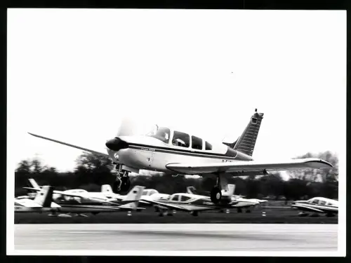 Fotografie Flugzeug Piper Cherokee Arrow hebt ab
