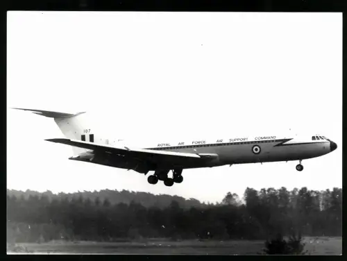 Fotografie Flugzeug Vickers VC-10, Royal Air Force Air Support Command XV107