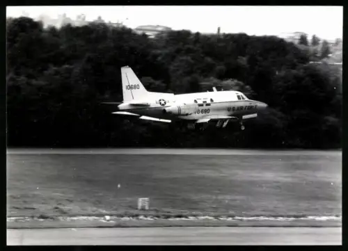 Fotografie Flugzeug North American T-39 USAF 10680 bei der Landung