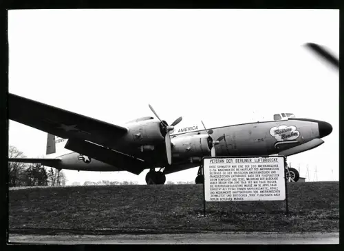 Fotografie Ansicht Berlin-Tempelhof, Flugzeug Douglas DC-4 Rosinenbomber, Luftbrücke - Blockade-Denkmal am Columbiadamm
