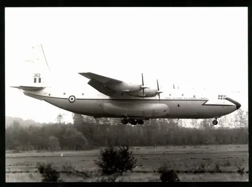 Fotografie Flugzeug Short SC.5 Belfast C1 Royal Air Force Air Support Command XR362, Landung in Gatow