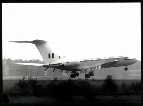 Fotografie Flugzeug Vickers VC-10 Royal Air Force Air Support Command XV107 bei der Landung in Gatow