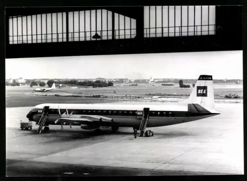 Fotografie Flughafen Berlin-Tempelhof, Flugzeug Vickers Vanguard 953C der BEA G-APEM vom Hangar aus gesehen