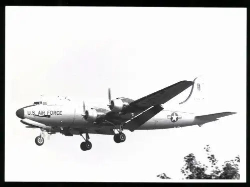Fotografie Flugzeug Douglas C-54 Skymaster USAF 50480 beim Landeanflug auf Berlin-Tempelhof