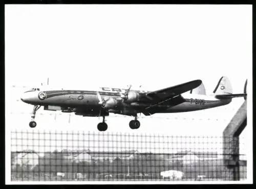 Fotografie Flugzeug Lockheed Constellation Catair F-BHMI bei der Landung in Berlin-Tempelhof
