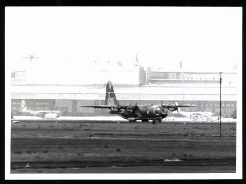 Fotografie Flughafen Berlin-Tempelhof, Flugzeug Lockheed C-130 Hercules der USAF auf dem Taxiway