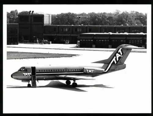 Fotografie Flugzeug Fokker F28-1000 Fellowship TAT F-GBBS in Berlin-Tegel