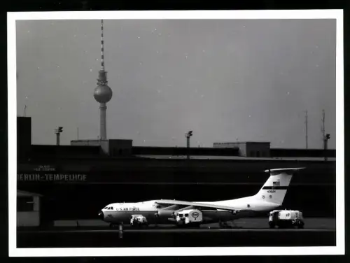 Fotografie Ansicht Berlin-Tempelhof, Flugzeug Lockheed C-141 USAF 40624 mit Hangars & Fernsehturm im Hintergrund