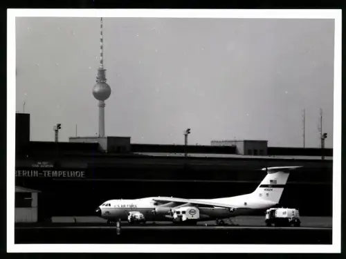 Fotografie Flughafen Berlin-Tempelhof, Flugzeug Lockheed C-141 USAF 40624 mit Hangars & Fernsehturm im Hintergrund