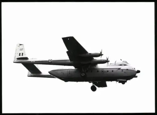 Fotografie Flugzeug Armstrong Whitworth AW.660 Argosy, Royal Air Force XR137