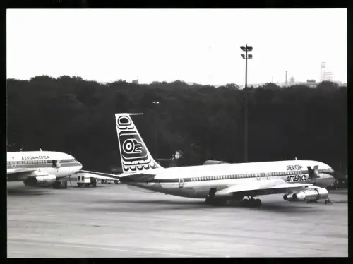 Fotografie Ansicht Berlin-Tegel, Flugzeug Boeing 707-123B Aero America N7521A, Funkturm / Messeturm im Hintergrund