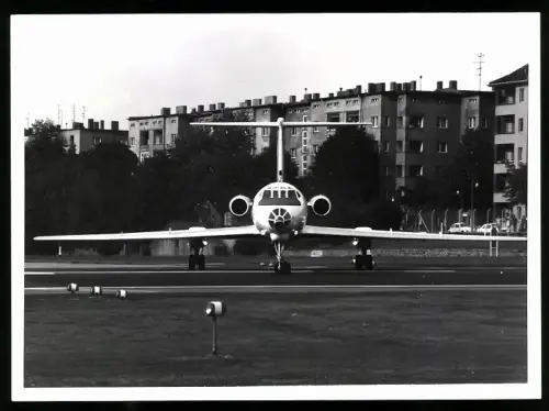 Fotografie Ansicht Berlin-Tempelhof, Flugzeug Zweistrahliger Jet auf der Startbahn