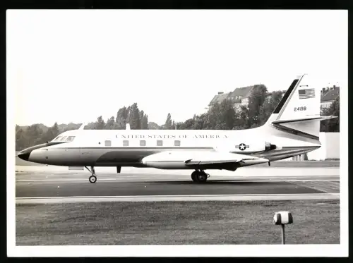 Fotografie Ansicht Berlin-Tempelhof, Flugzeug Lockheed VC-140B Jetstar USAF 24198 auf der Startbahn