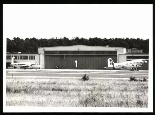 Fotografie Flughafen Gatow, Flugzeug Handley Page Hasting Royal Air Force TG503 vor Hangar 1 abgestellt