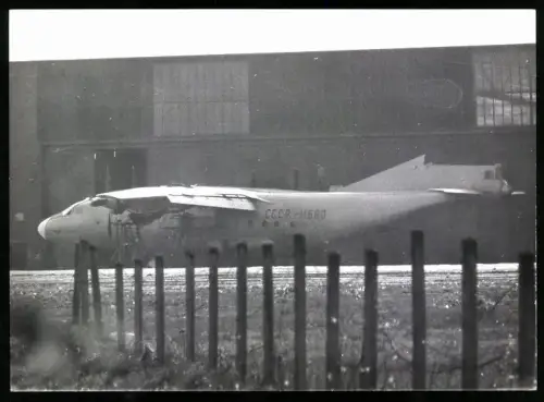 Fotografie Flughafen Oranienburg, Flugzeug Antonow An-12 CCCP-11680 als Ersatzteilspender