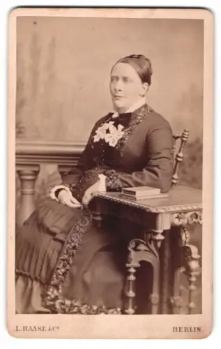 Fotografie L. Haase & Comp., Berlin, Unter den Linden 62, Anna Zinn in besticktem Kleid