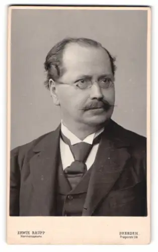 Fotografie Erwin Raupp, Dresden, Pragerstrasse 34, Hermann Gock mit Brille