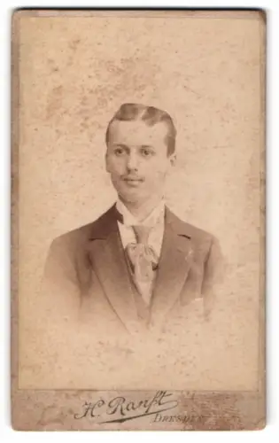 Fotografie H. Ranft, Dresden, Marienstrasse 12, Herr Winkler in Anzug und Krawatte