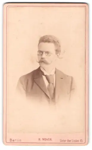Fotografie H. Noack, Berlin, Unter den Linden 45, Carl Krohn im Jahr 1895