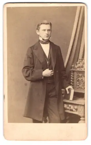 Fotografie H. Hirsch, Berlin, Christinen-Strasse 36, Herr G. Bl. mit Buch in der Hand