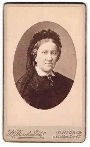 Fotografie R. Borchardt, Riga, Mühlenstrasse 65, Johanna Pohrt geb. Langewitz mit schwarzer Haube