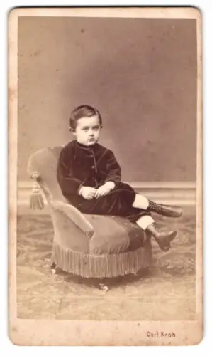 Fotografie Carl Kroh, Josef-Stadt, Piaristengasse 20, Herrmann als kleiner Junge in Lederstiefeln