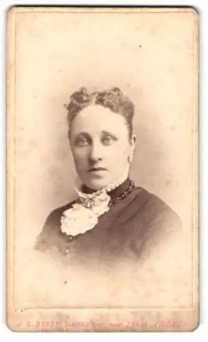 Fotografie J. E. Beebe, Chicago, Indiana Ave, Anna in hochgeschlossenem Kleid