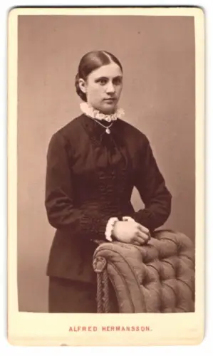 Fotografie Alfred Hermansson, Örebro, Drottninggatan 140, Eva Wennerstrand mit Zopffrisur