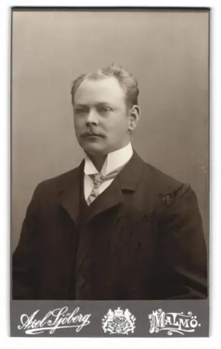 Fotografie Axel Sjöberg, Malmö, Stortorget, Karl Brandin in Anzug und Krawatte