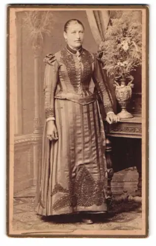 Fotografie A. Lauterwasser, Überlingen, Marie Nocht in tailliertem Kleid