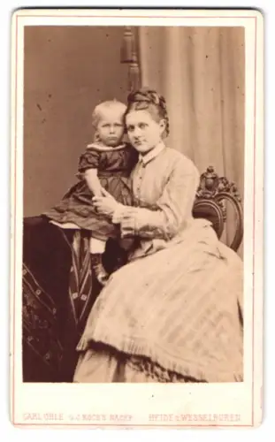 Fotografie Carl Ohle, Heide, Süderstrasse, Emma Heins mit ihrem Kind