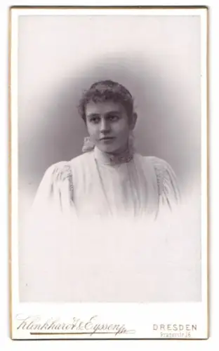 Fotografie Klinkhardt & Eyssen, Dresden, Pragerstr. 26, Helene Eppgan in hellem Kleid