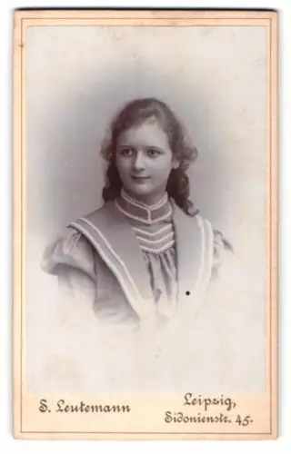 Fotografie S. Leutemann, Leipzig, Sidonienstr. 45, Elly Zweiniger im Juni 1898