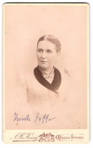 Fotografie A. R. Heisig, Dresden-Striesen, zweite Strasse, Frau Hesse im Porträt